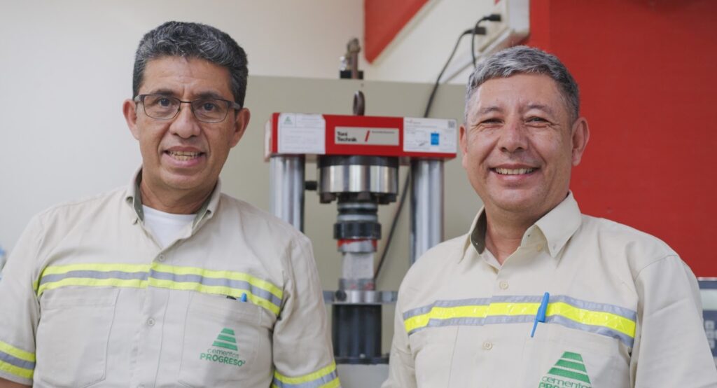 El control de calidad en Progreso es un pilar fundamental que integra tecnología de punta, automatización e inteligencia artificial para analizar variables físicas y químicas en cada etapa del proceso. Con laboratorios equipados con sistemas automatizados como Robolab, análisis por rayos X y pruebas físicas avanzadas, generamos datos precisos que garantizan el cumplimiento de los más altos estándares y certificaciones nacionales e internacionales.