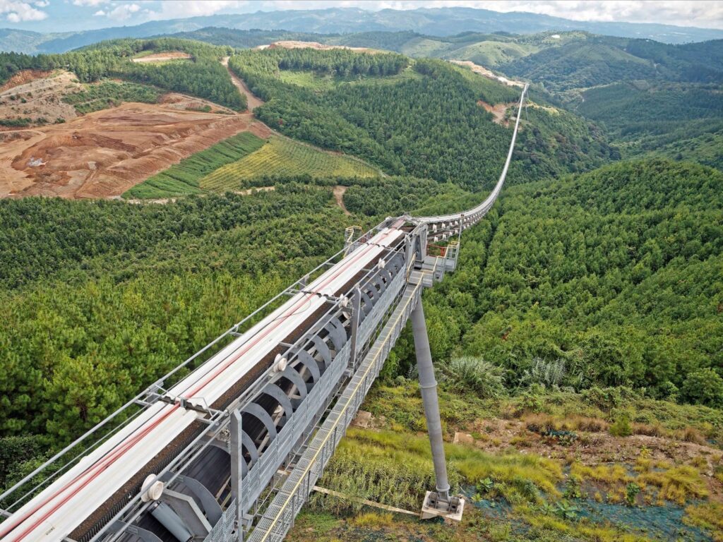 Hemos implementado una solución innovadora para el transporte de materias primas que combina alta tecnología con respeto por el entorno, integrándose al paisaje sin generar ruido ni contaminación. Este sistema refleja nuestro compromiso con una ingeniería sostenible que prioriza la eficiencia operativa y el cuidado del medio ambiente en la Planta San Gabriel.